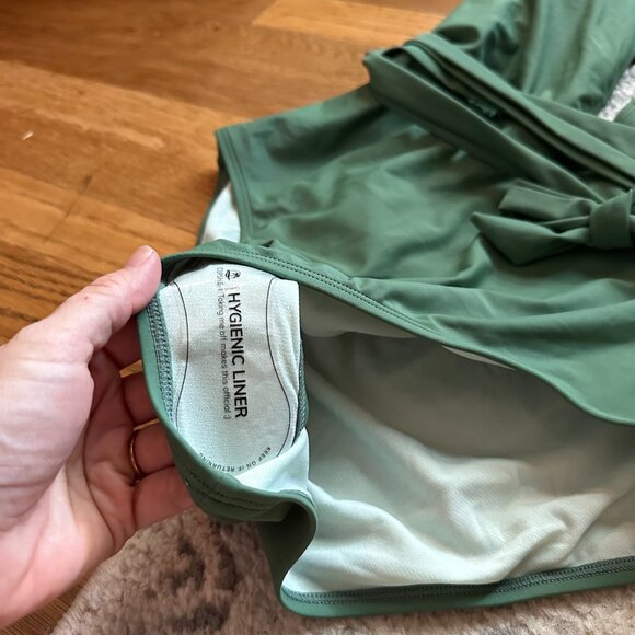 CUPSHE {NWT} One Piece Criss Cross Deep V Swimsuit | Medium | Basil Green - Picture 9 of 9